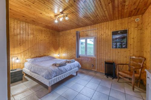 a bedroom with a bed in a wooden room at Appartamento In Chalet in Murianette