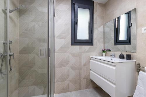 a bathroom with a sink and a shower at Victoria's Apartamentos Beach in Málaga