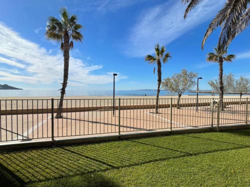 Apartament a Primera Línia amb Vistes al Mar i Muntanya