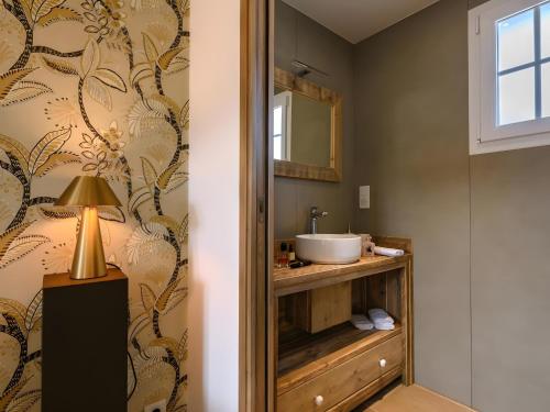 a bathroom with a sink and a mirror at L'Ascalon in Saint-Sauveur-le-Vicomte