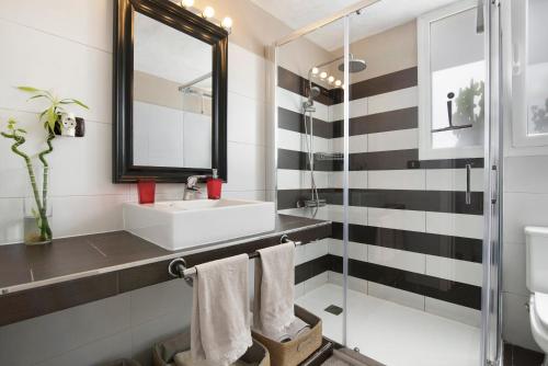 a bathroom with a sink and a mirror at La Suerte viviendas in Agaete