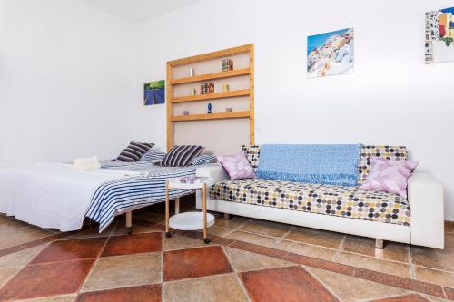 a living room with a couch and a table at Casa Suárez in Tuineje