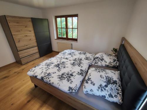 a bedroom with a bed with blue and white sheets at Ferienwohnungen Leiteritz in Königsfeld im Schwarzwald