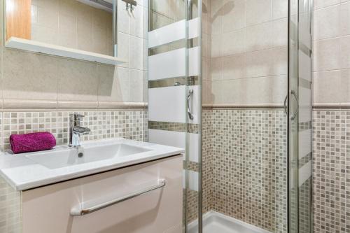 a bathroom with a sink and a shower at Malvarrosa A103 in Fuengirola