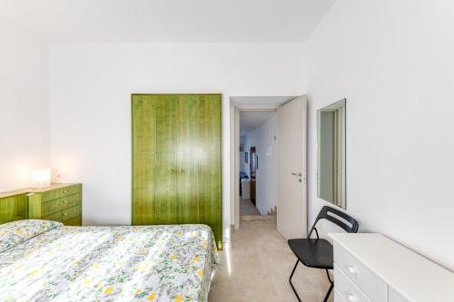 a bedroom with a bed and a green wall at Franza 1 in Torre San Giovanni Ugento