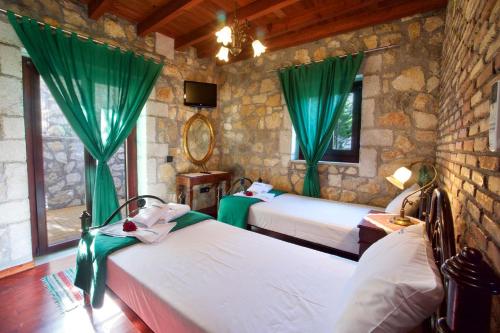 En eller flere senger på et rom på Pilikas Luxury Villas