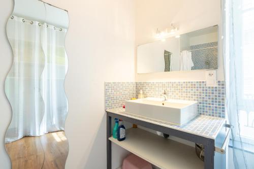 a bathroom with a sink and a mirror at Maison de pêcheur au Rosmeur in Douarnenez