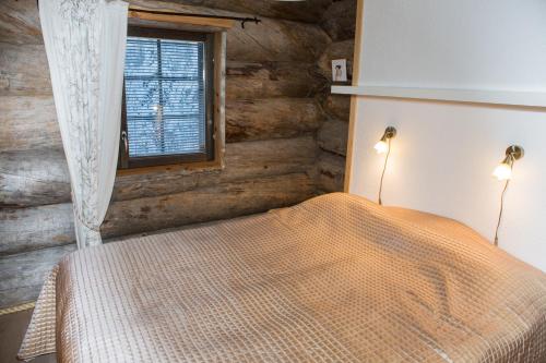 a bedroom with a bed and a window at Aamukka A&B in Levi
