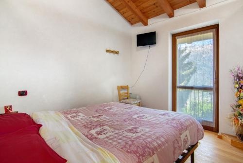 a bedroom with a bed and a window at Piantina Holiday Home in Sacco