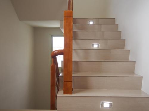 Una escalera en una casa con escalera de madera. en Successful 168 B&B, en Hualien City