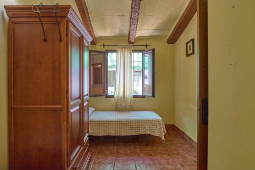 a room with a bed and a window in it at Rivero Rural in Rivero de Posadas
