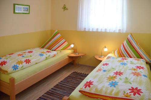 a childs bedroom with two beds and a window at Zipperhof in Lahr