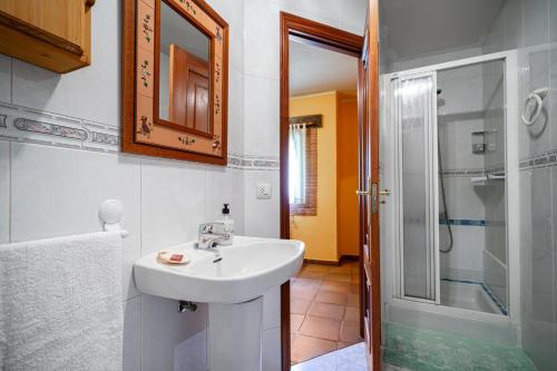 a bathroom with a sink and a shower at Lorences A in Caunedo
