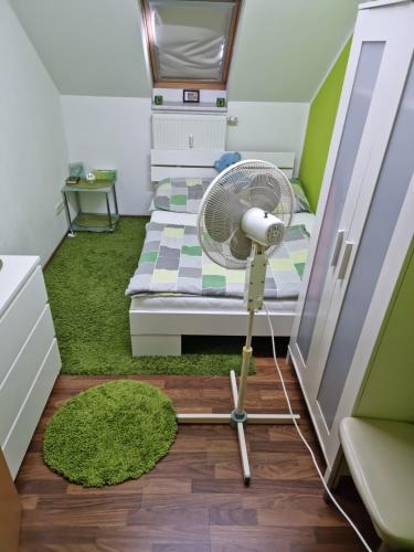 a room with a fan and a bed at Große 4 Zimmerwohnung Zwickau in Zwickau