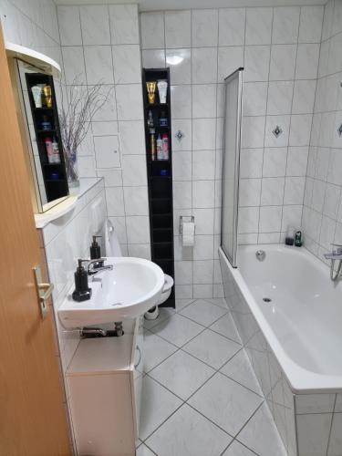 a bathroom with a sink and a tub and a toilet at Große 4 Zimmerwohnung Zwickau in Zwickau