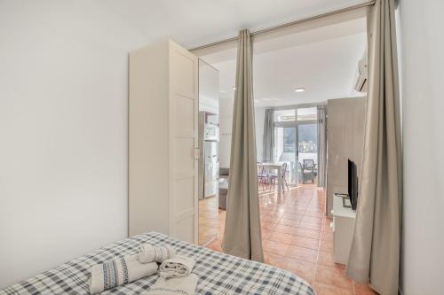 a room with a couch and a television and a living room at Vv Velero in Puerto de Mogán