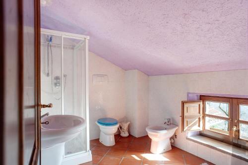 a bathroom with a sink and a toilet at Casa della Barcareccia - per gruppi in Calice al Cornoviglio