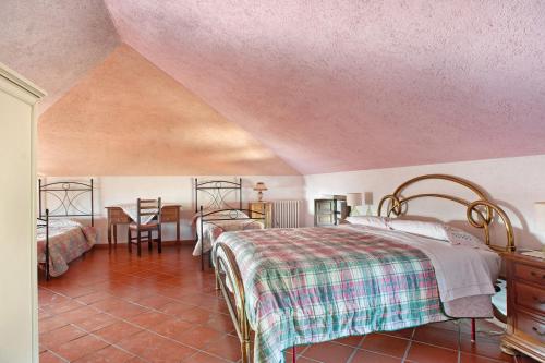 a bedroom with two beds and a table with a tableablish at Casa della Barcareccia - per gruppi in Calice al Cornoviglio