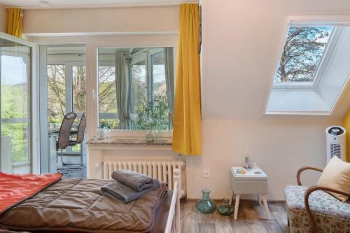 a bedroom with a bed and a window at Wintergarten Am Thingplatz in Rinteln