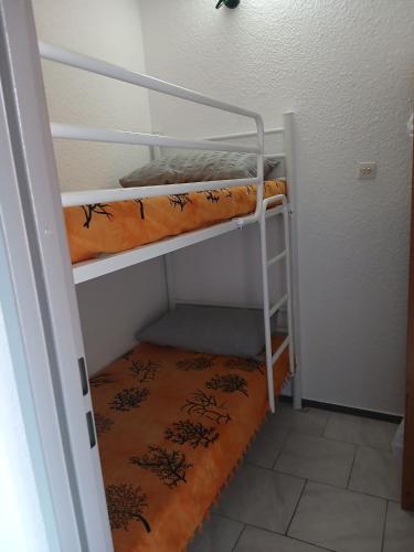 a couple of bunk beds in a room at Chez Colette du haut in Le Barcarès