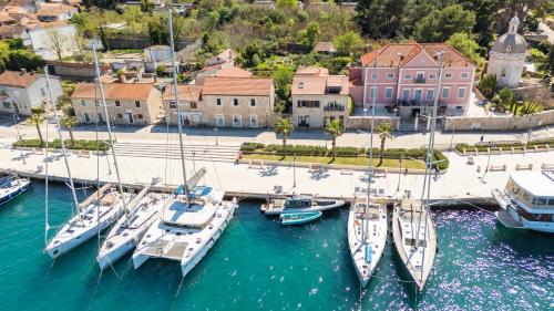 Foto Seafront Stone Home With King Beds, Garden And Balcony 1