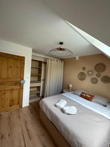 a bedroom with a bed and a ceiling at La parenthèse in Artolsheim