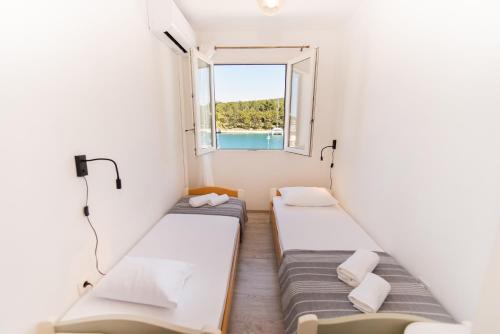 Foto Seafront Stone Home With King Beds, Garden And Balcony 6