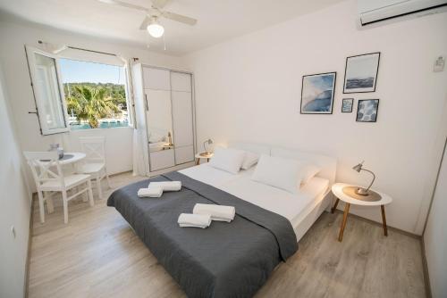 Foto Seafront Stone Home With King Beds, Garden And Balcony 3