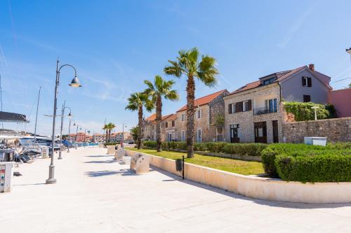 Foto Seafront Stone Home With King Beds, Garden And Balcony 4