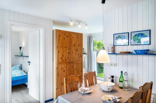 a kitchen and dining room with a table and chairs at Möve Aba Bungalow 66 in Rerik