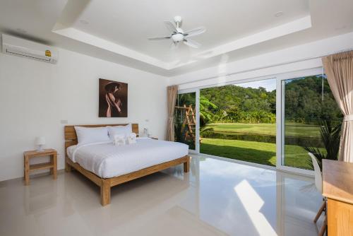 Ένα ή περισσότερα κρεβάτια σε δωμάτιο στο Sunset Emily Villas & Rooms