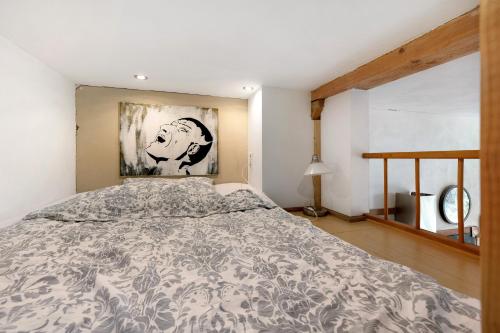 a bedroom with a bed and a painting on the wall at Ferienwohnung Zur Alten Scheune in Balingen