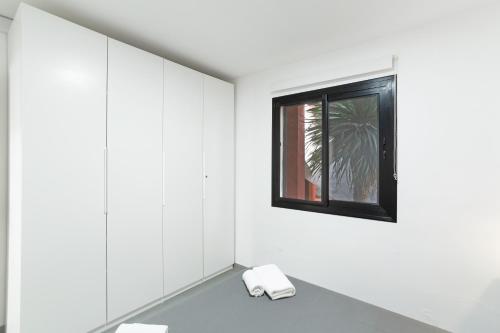 a room with a window and a white wall at Casa Isabel eccezionale Vista Mare in Mogán