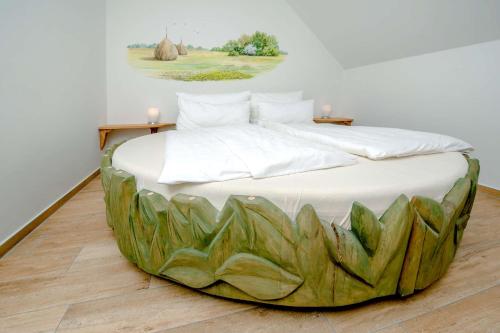 a bedroom with a bed with leaves painted on it at Ferienwohnung Heuschober in Neuendorf am See