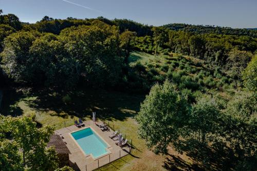 Piscina a Le Petit Pech o a prop