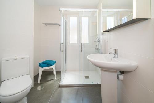 a bathroom with a toilet and a sink and a shower at Rotonda Spaniahome in L'Alfàs del Pi