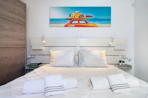 a bedroom with a white bed with white pillows at Casa Marion in El Golfo