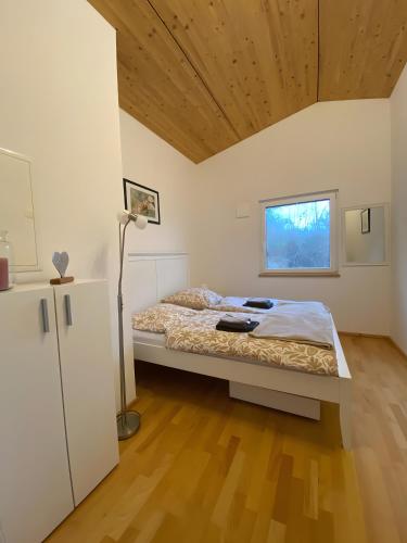 a bedroom with a bed and a window at Ruhige Ferienwohnung im Hegau in Volkertshausen