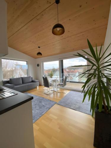 a living room with a table and a couch at Ruhige Ferienwohnung im Hegau in Volkertshausen