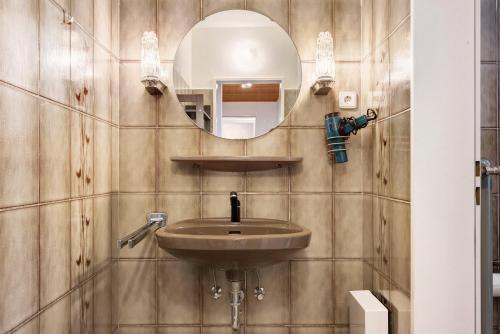 a bathroom with a sink and a mirror at Ferienwohnung am Fährhafen in Neu Darchau