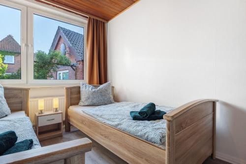 a bedroom with a bed and a window at Ferienwohnung am Fährhafen in Neu Darchau
