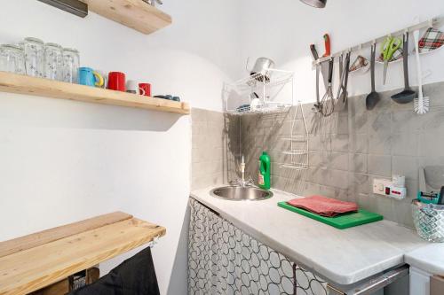 a small kitchen with a sink and a counter at Uliveto in Lerici