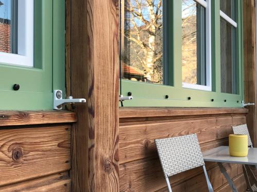 una puerta de madera con una silla junto a una ventana en Ferienwohnung Mountaintop, en Lienz