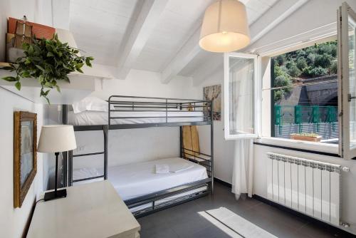 a room with two bunk beds and a window at La terrazza di via Daneri 2 in Bonassola