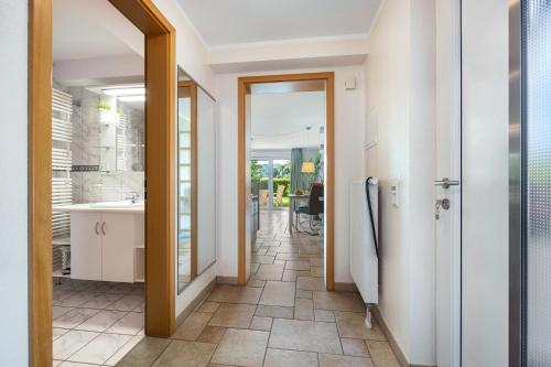 a hallway with a door leading to a kitchen at Ferienwohnung Fasse in Uslar