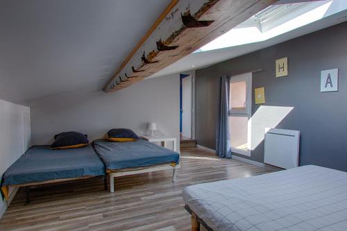 a bedroom with two beds and a window at Gîte Ludomi in Vercheny