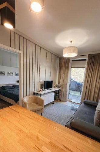 a living room with a couch and a desk at Apartament Wiosenna in Białystok