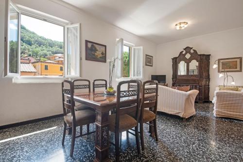 a dining room with a table and chairs and a couch at Miriam e Carlo in Moneglia