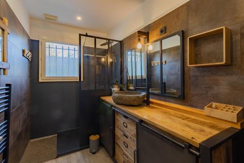 a bathroom with a sink and a mirror at Petit coin de paradis Périgourdin in Montrem