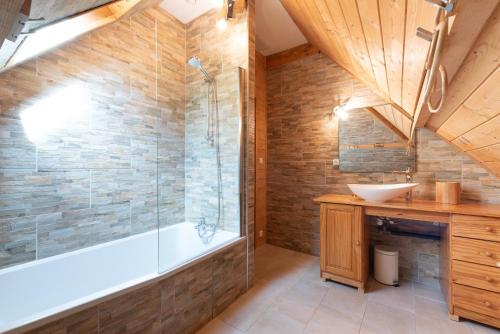 ein Badezimmer mit Badewanne und Waschbecken in der Unterkunft Maison Zen dans les Pyrénées in Coarraze